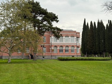 Mukhrani, Gürcistan - 25 Nisan 2025: Ziyaretçiler Mtskheta Georgia 'da büyüleyici mimari ve yemyeşil alanlarla çevrili iken Şato Mukhrani' de şarap tatma keyfini çıkarıyorlar.