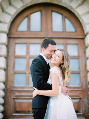 Eski Kilise yakınında şık ve güzel gelin ve damat. Film analog fotoğraf