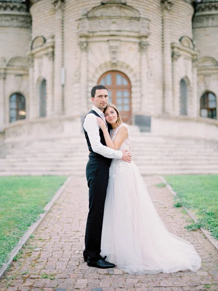 Elegante Hermosa Novia Novio Cerca Antigua Iglesia Fotografía Analógica Película —  Fotos de Stock