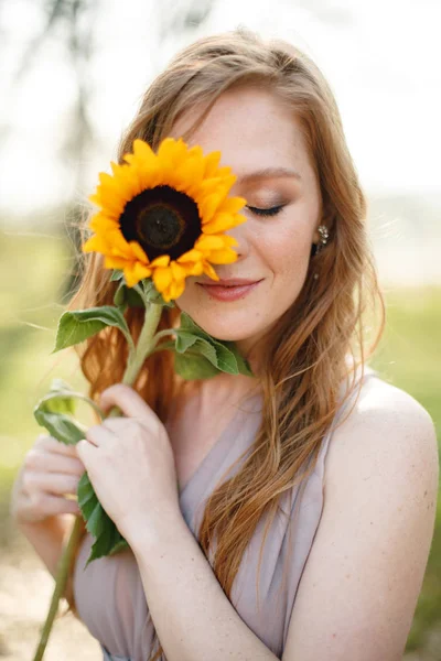 Retrato Una Joven Pelirroja Hermosa Con Ramo Girasoles Luz Del —  Fotos de Stock