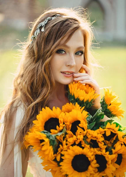 Retrato Una Joven Pelirroja Hermosa Con Ramo Girasoles Luz Del —  Fotos de Stock