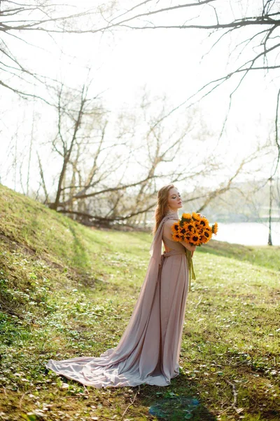 Retrato Una Joven Pelirroja Hermosa Con Ramo Girasoles Luz Del — Foto de Stock