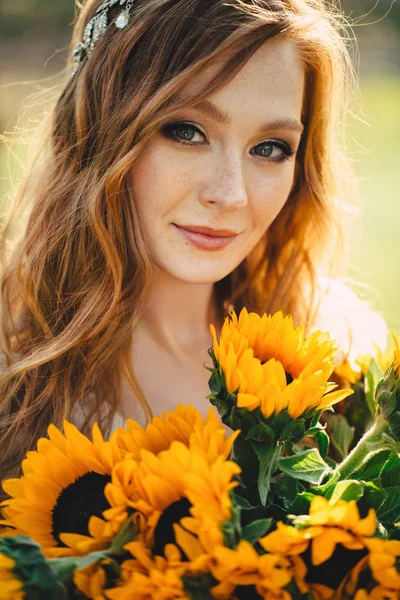 Retrato Una Joven Pelirroja Hermosa Con Ramo Girasoles Luz Del —  Fotos de Stock