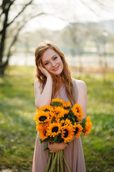 Retrato Una Joven Pelirroja Hermosa Con Ramo Girasoles Luz Del —  Fotos de Stock