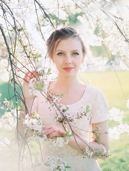 Retrato primaveral de una joven con ojos azules —  Fotos de Stock