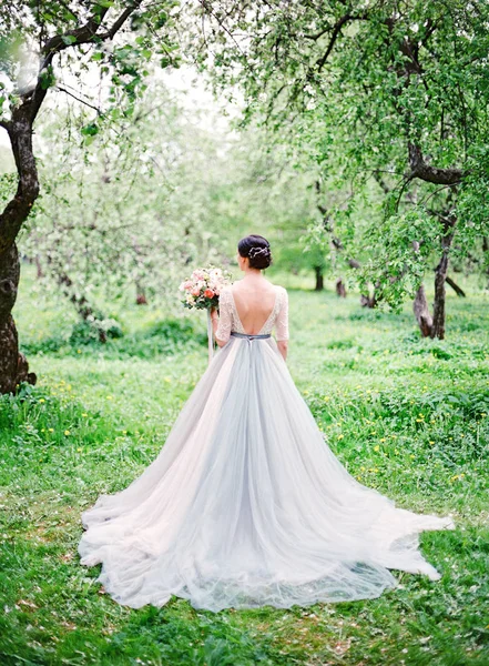 Hermosa Novia Vestido Novia Blanco Con Ramo Flores — Foto de Stock