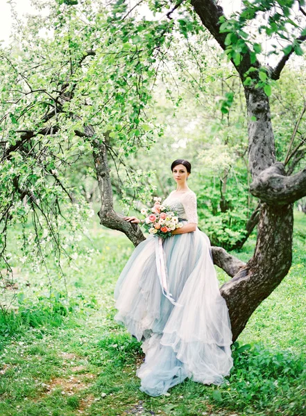 Bella Sposa Abito Sposa Bianco Con Bouquet — Foto Stock