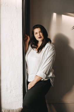 Stüdyoda güzel artı boyutu vücut pozitif esmer kız modeli