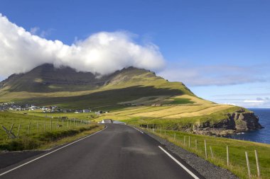 Vidareidi Faroe Adaları'nda en kuzeydeki yerleşim ve Nordoyar bölgesine ait Vidoy Adası üzerinde yatıyor. Kuzey ve Güney yüksek dağlarla bir berzah üzerinde yatıyor.