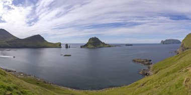 Faroe Adaları tipik bir durumda. Yüksek dağlar ve derin fiyortları.