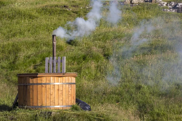 Faroe Adaları için tipik. Yüzme takımı (küvetleri) doğada vardır ve ahşap ile ısıtılır.
