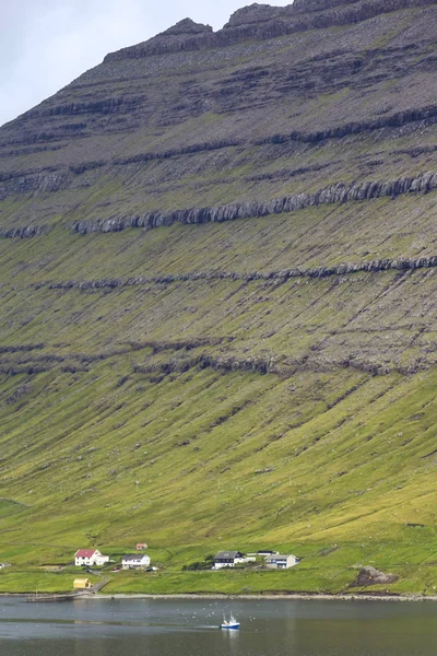 Faroe Adaları tipik bir durumda. Yüksek dağlar ve derin fiyortları.