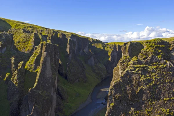 Fjadrargljufur Canyon south Iceland'deki / daki görüntüleyin. Kanyon küçük köyü Kirkjubajarklaustur yer alır.