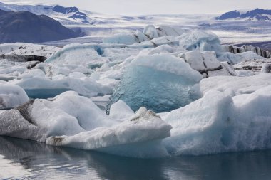 Vatnajokull 'un altındaki ünlü buzul gölü Jokulsarlon manzarası. Buzdağları açık denizde yüzüyor, İzlanda.