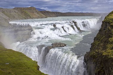 Gullfoss, İzlanda 'nın güneybatısındaki Hvita nehrinin kanyonunda yer alan bir şelaledir. Gullfoss İzlanda 'nın en popüler turistik yerlerinden biridir. Tomas Tomasson 'un kızı Sigridur Tomasdottir şelaleyi korumaya kararlıydı.