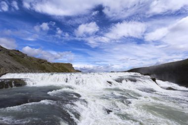 Gullfoss, İzlanda 'nın güneybatısındaki Hvita nehrinin kanyonunda yer alan bir şelaledir. Gullfoss İzlanda 'nın en popüler turistik yerlerinden biridir. Tomas Tomasson 'un kızı Sigridur Tomasdottir şelaleyi korumaya kararlıydı.