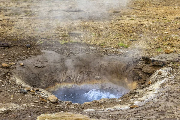 Geysir, İzlanda. Oldukça nadir bir fenomen olarak sadece birkaç yerde dünya üzerinde varolan belirli hidrojeolojik koşullara geysers oluşumu kaynaklanmaktadır.