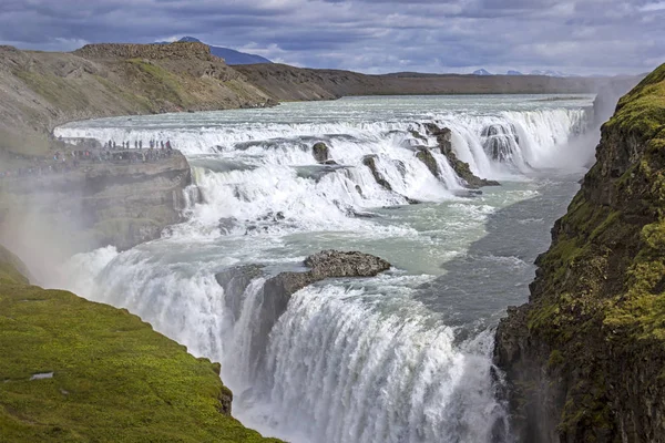 Gullfoss, İzlanda 'nın güneybatısındaki Hvita nehrinin kanyonunda yer alan bir şelaledir. Gullfoss İzlanda 'nın en popüler turistik yerlerinden biridir. Tomas Tomasson 'un kızı Sigridur Tomasdottir şelaleyi korumaya kararlıydı.