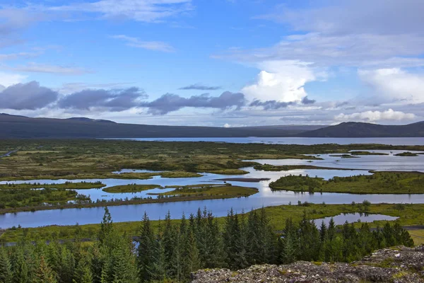 Pingvellir ve göl Pingvallavatnis önemi, tarihsel, kültürel ve jeolojik bir site ve İzlanda'daki yerleri en popüler turistik biridir. Orta Atlantik sırtı ve bou kret işaretler bir rift Vadisi parkta yatıyor