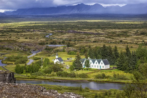 Pingvellir bir site tarihsel, kültürel ve jeolojik önemi ve İzlanda'daki yerleri en popüler turistik biridir. Orta Atlantik sırtı ve Kuzey arasındaki sınır kret işaretler bir rift Vadisi parkta yatıyor
