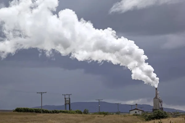 İzlanda'daki jeotermal enerji. İzlanda jeolojik konumu nedeniyle, volkanlar alanında yüksek yoğunlukta kez jeotermal enerji, Isıtma ve elektrik yapımında nesilde bir avantaj olduğunu.