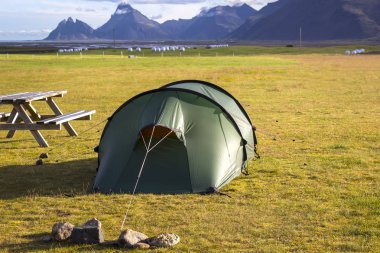 İyi akşamlar, geniş manzara çadırda görünümüne. Macera başlıyor. Lon, İzlanda yakınlarında kamp Stafafell. Vestrahorn ve Brunnhorn ile ünlü Klifatindur için arka planda görüntüleyin