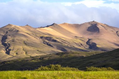 Çayır Lon ve Stafafell. Çoğu arka planda görülen Hlidarfjall ve Hafradalstindur, İzlanda