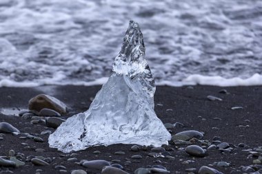 İzlanda'nın Güney Jokulsarlon gölünde buzdağları garip biçimleri oluşturmak. Onlar kısmen Atlantik sahilde atılır.