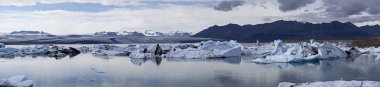 Ünlü glacier lagün Vatnajokull, İzlanda aşağıda Jokulsarlon görünümü. Açık denizin İzlanda yüzer icebergs. Jokulsarlon Gölü o tarihten bu yana değişen fiyatlara buzulların erime nedeniyle büyüdü. Bu na biri olarak kabul edilir