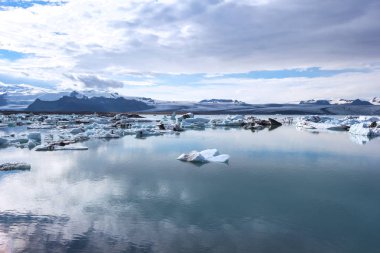 Ünlü glacier lagün Vatnajokull, İzlanda aşağıda Jokulsarlon görünümü. Açık denizin İzlanda yüzer icebergs. Jokulsarlon Gölü o tarihten bu yana değişen fiyatlara buzulların erime nedeniyle büyüdü. Bu na biri olarak kabul edilir