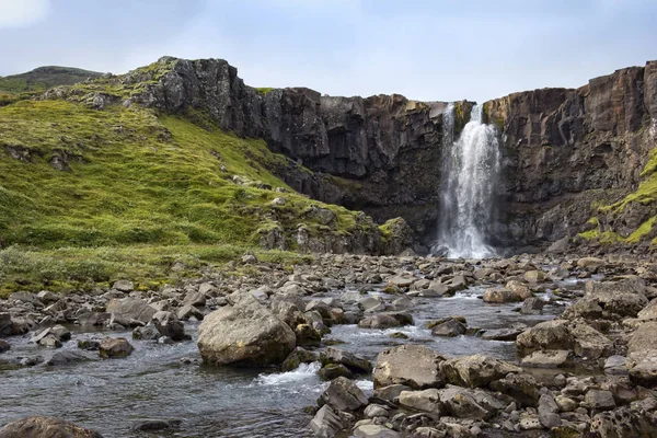 Vandfald Gufufoss i det østlige Island, nær Seydisfjordur - Stock-foto