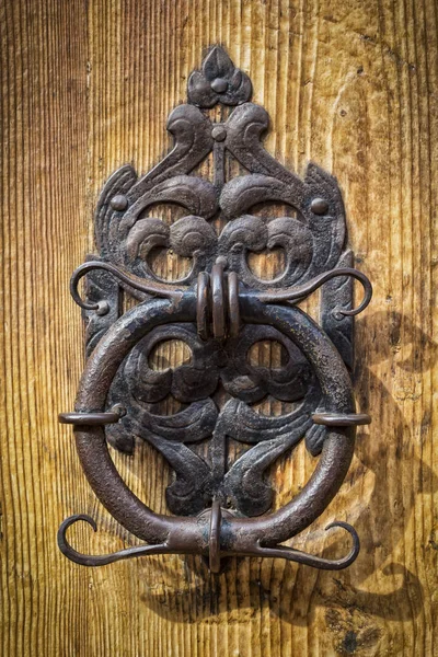 Bir tarihi kapı tokmağı yakın çekim