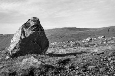 Güzel manzara ile büyük bir taş, Faroe Adaları