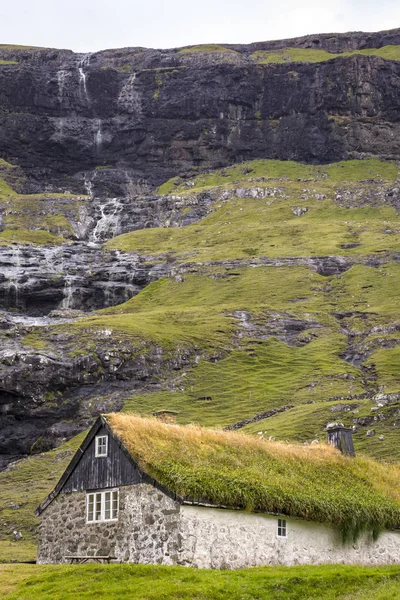 Veduta di un piccolo cottage in stile tradizionale, Isole Faroe — Foto Stock