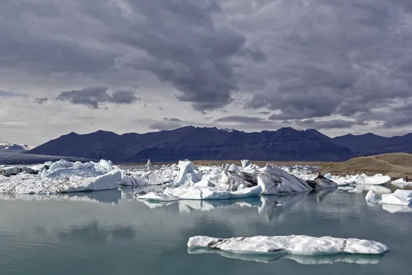 Vista da famosa lagoa glaciar Jokulsarlon, Islândia — Fotografia de Stock