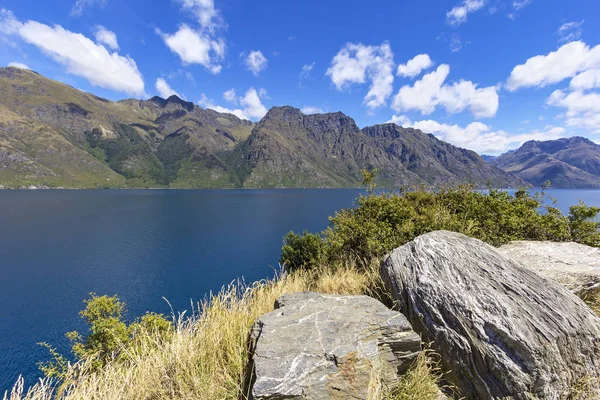 Queenstown, Güney Isla yakınındaki Wakatipu Gölü 'Nün güzel manzarası