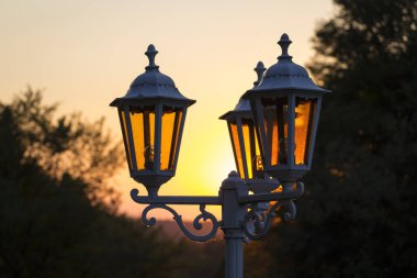 Gün batımı ve sokak lambaları romantik bir atmosfer sağlar