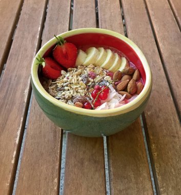 Sağlıklı Kahvaltı, taze hazırlanmış Smoothie Bowl olduğunu