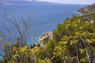Adriyatik kıyısında küçük bir köye bakan