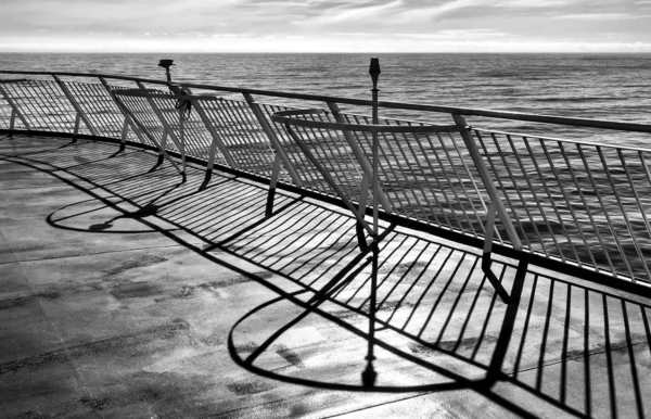 Die Reling auf einem Kreuzfahrtschiff wirft lange Schatten — Stockfoto