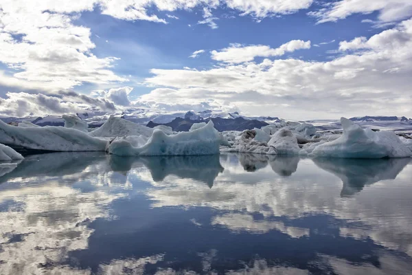 Blick auf die berühmte Gletscherlagune jokulsarlon — Stockfoto