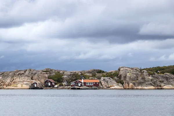 Bâtiments anciens et bateaux sur la côte du skerry près de Bovallastrand — Photo