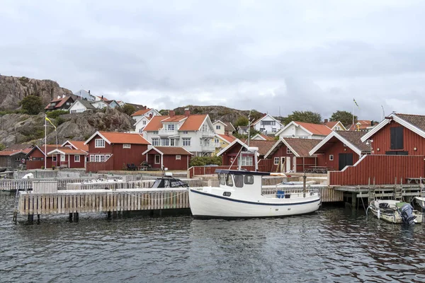 Antiguos edificios y barcos en la costa de Skerry cerca de Bovallastrand —  Fotos de Stock