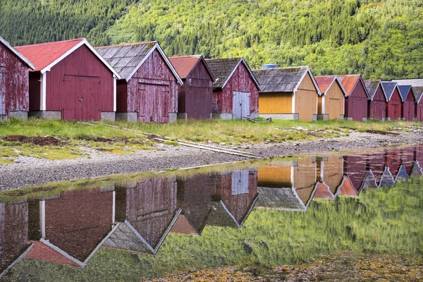 Fargerike båthus i Stordal havn – stockfoto