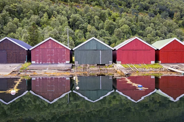 ストルダル港のカラフルなボートハウス, ノルウェー — ストック写真