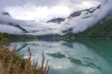 Sabah sis ile Pastoral Lake Oldevatnet, Norveç