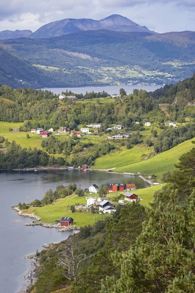 Veduta di un fiordo tipico in estate, Norvegia — Foto Stock