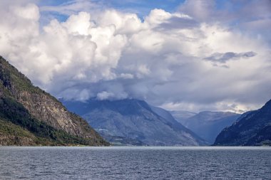 Pastoral Lustrafjord görünümü. Norveç'te görüldü