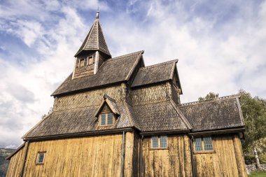 Pastoral ve çok eski Stave kilisesinin görünümü, Norveç