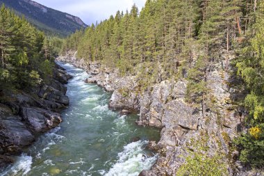 Gudbrandsdalen'deki küçük nehir, Norveç